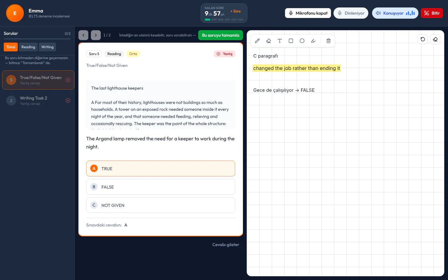AI Tutor ders ekranı: solda yanlış ve boş bırakılan sorular, ortada bir IELTS Reading True/False/Not Given sorusu (deniz feneri metni), sağda AI Tutor'un tahtaya alt alta yazdığı adımlar.